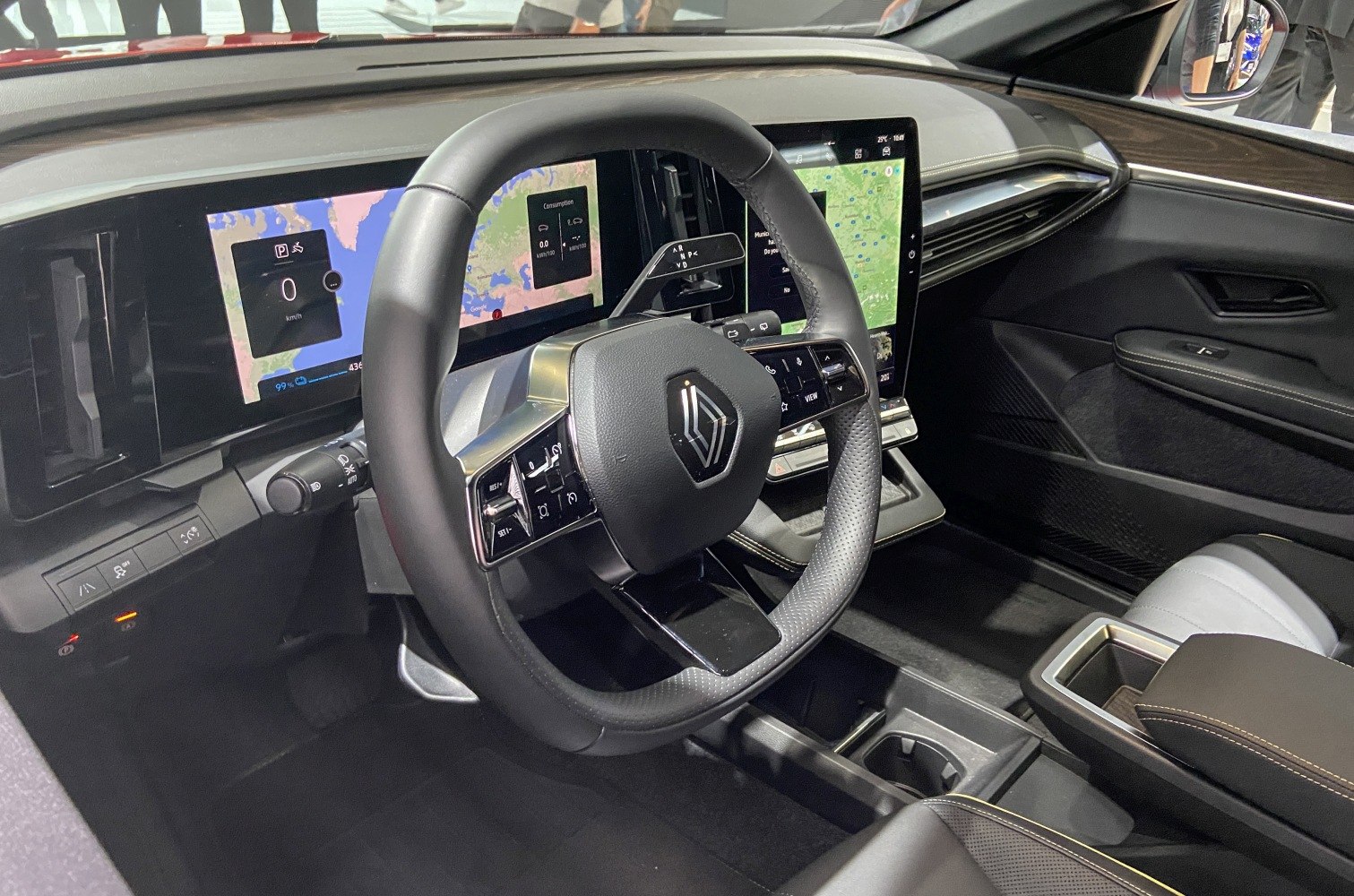 Digital dashboard and multifunction steering wheel with touchscreen displays