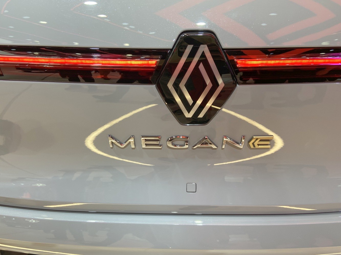 Rear badge with Renault logo and horizontal LED taillight strip