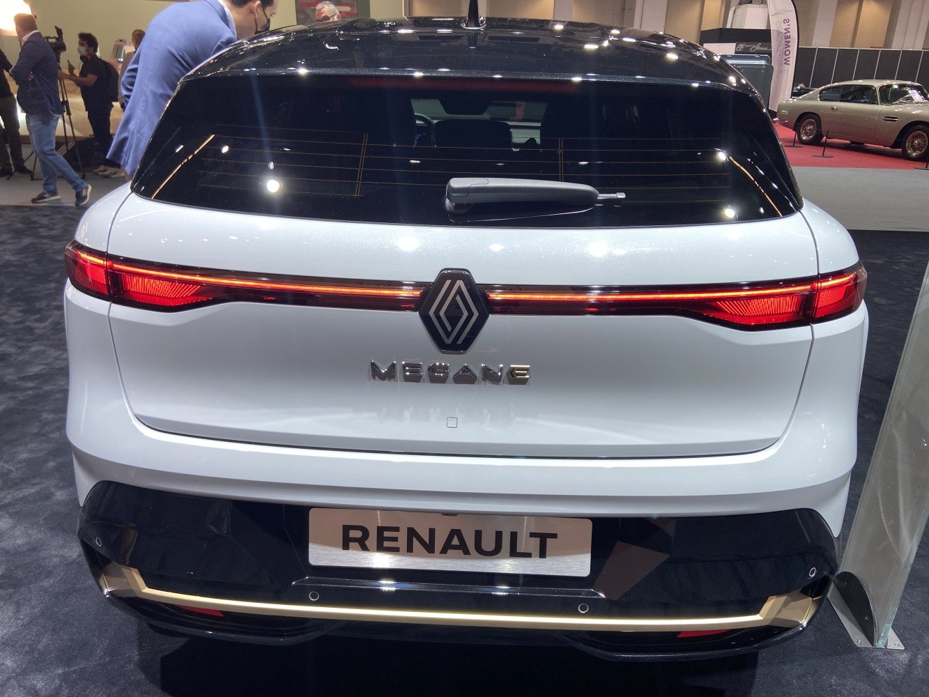 Rear design with continuous LED tail lights and rear wiper