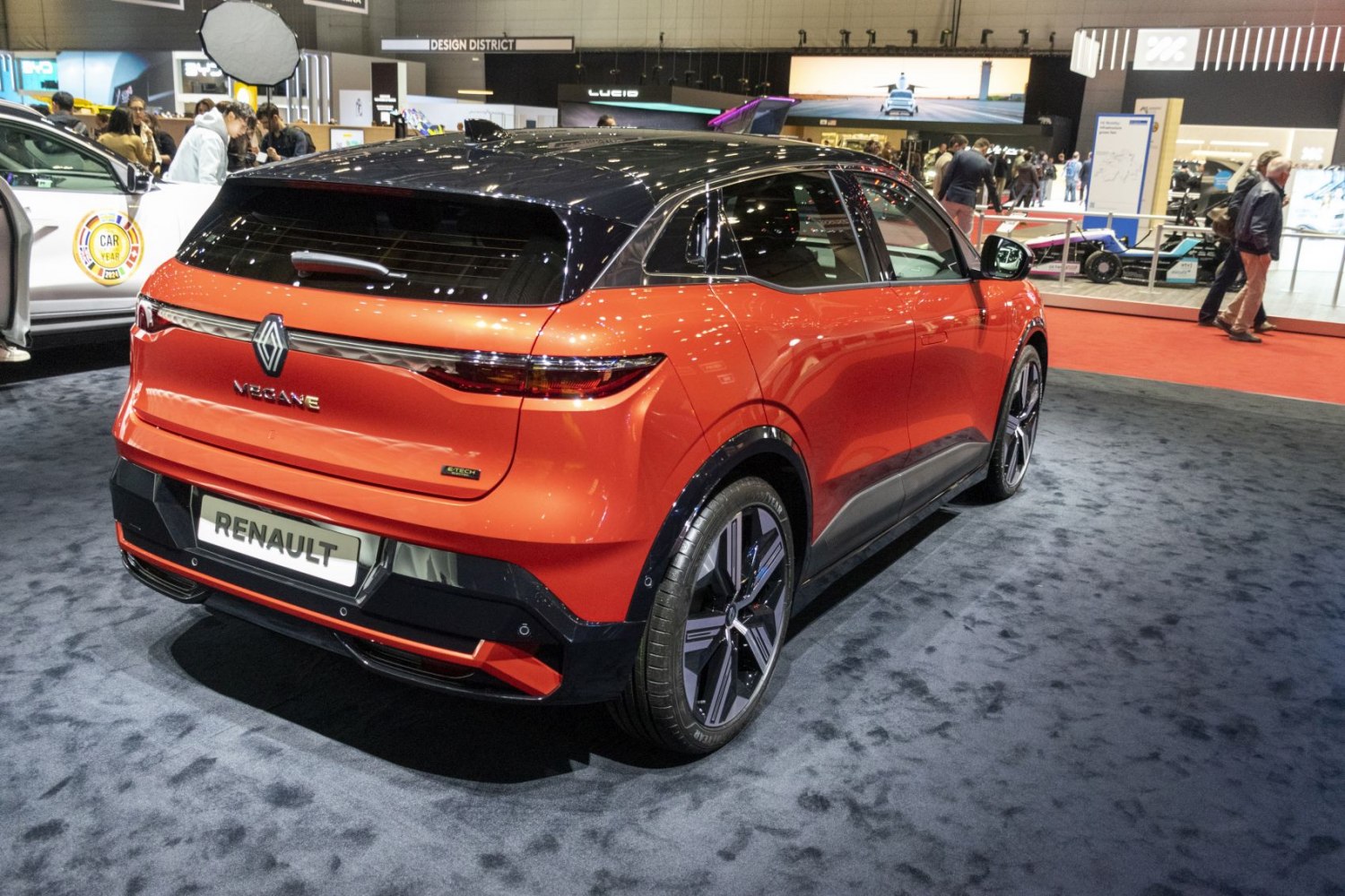 Rear view of electric hatchback with black roof and intricate taillights