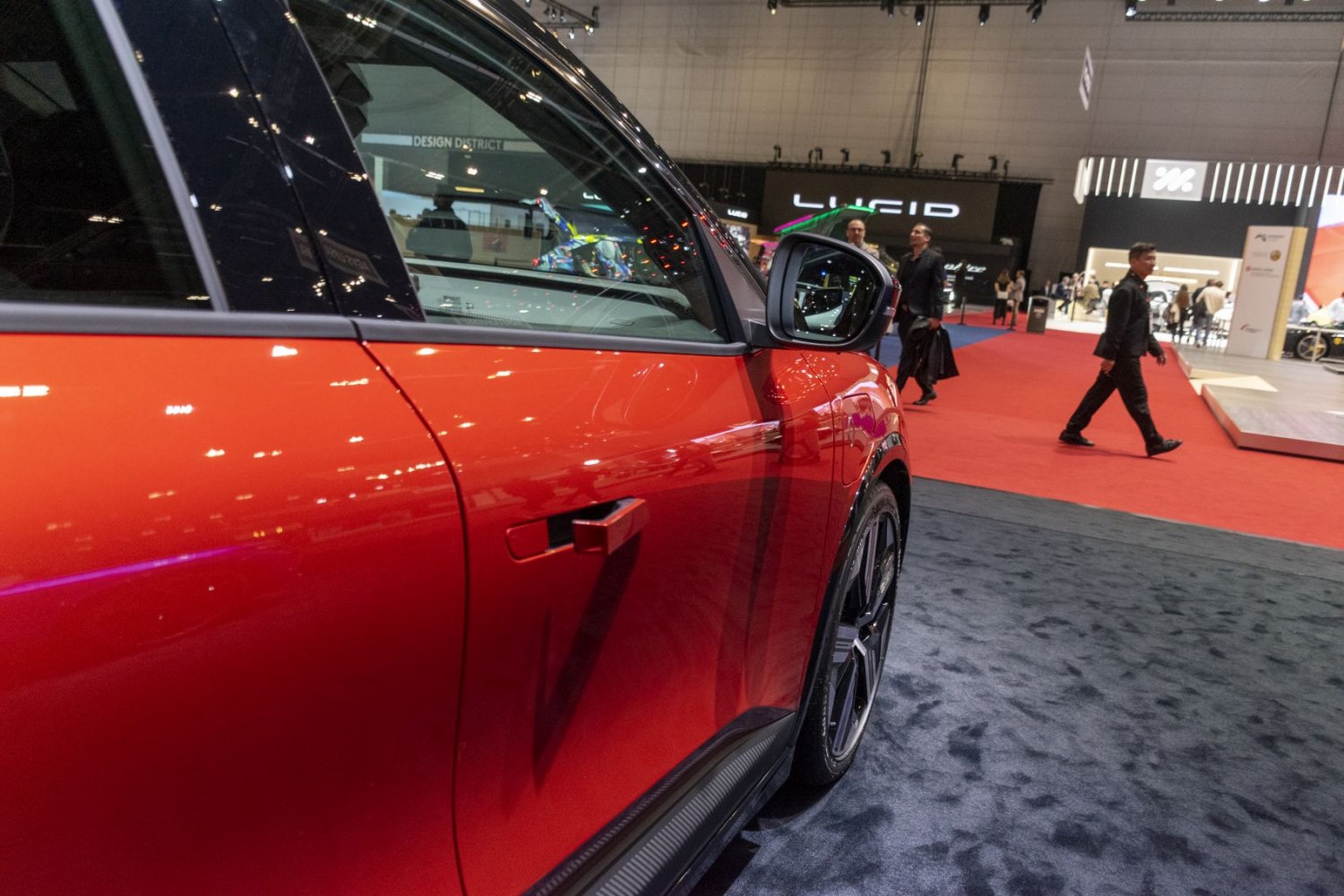 Side view with retractable door handle and alloy wheel