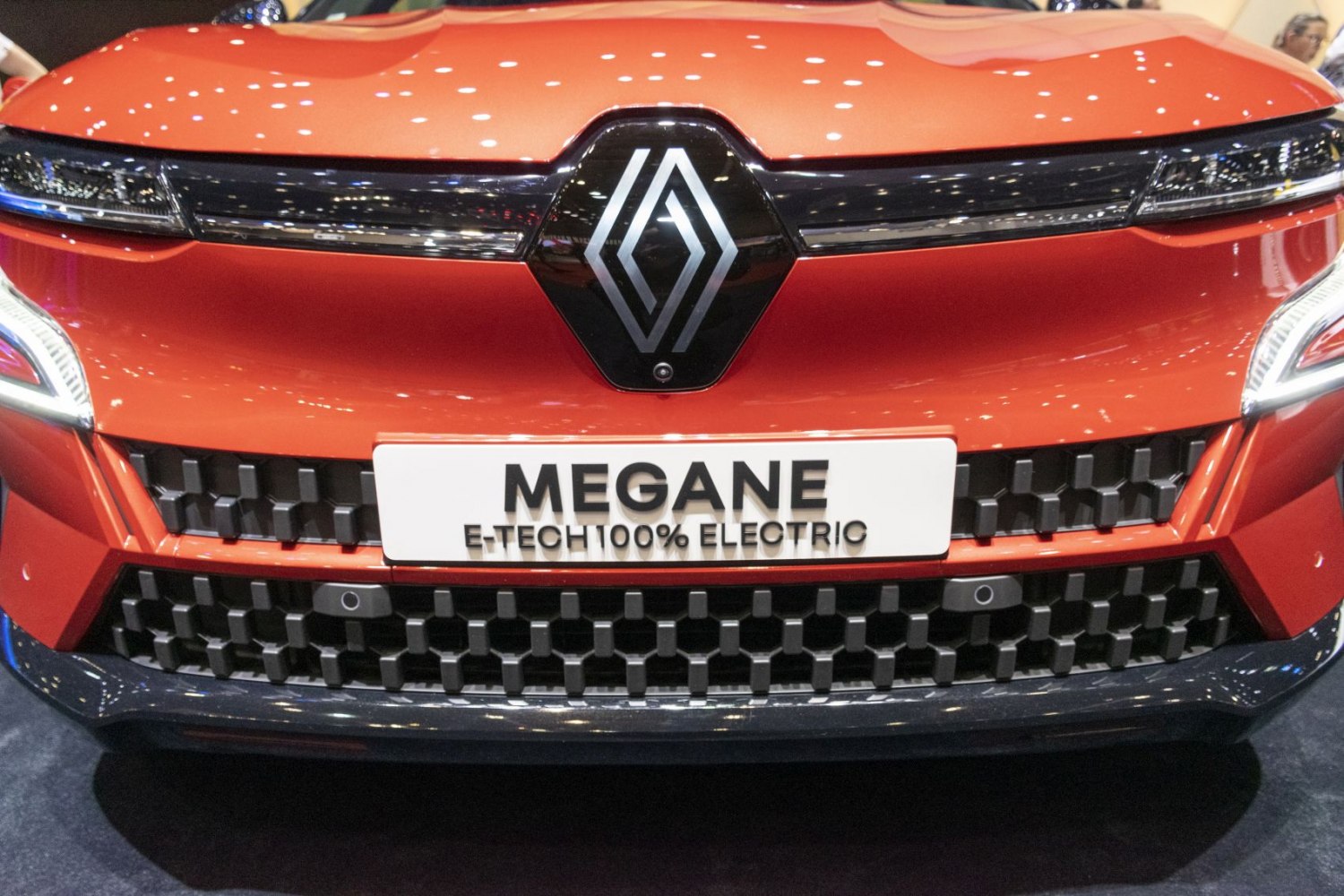 Close-up of front grille and Renault diamond logo on Megane E-Tech Electric