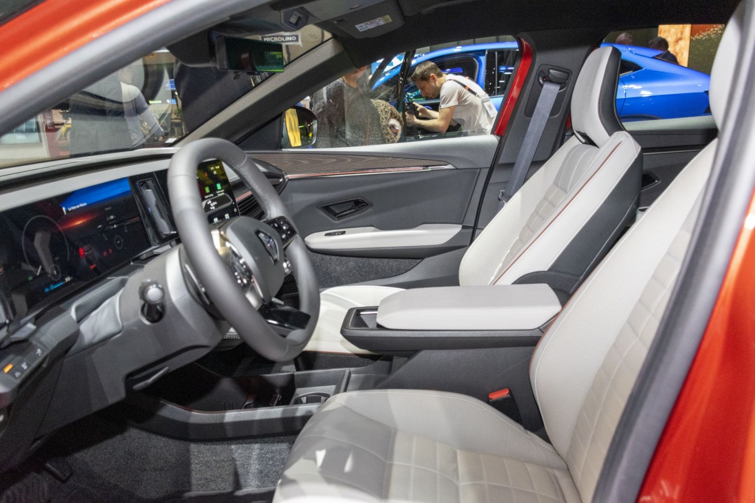 Digital dashboard, ergonomic steering wheel, light-colored front seats