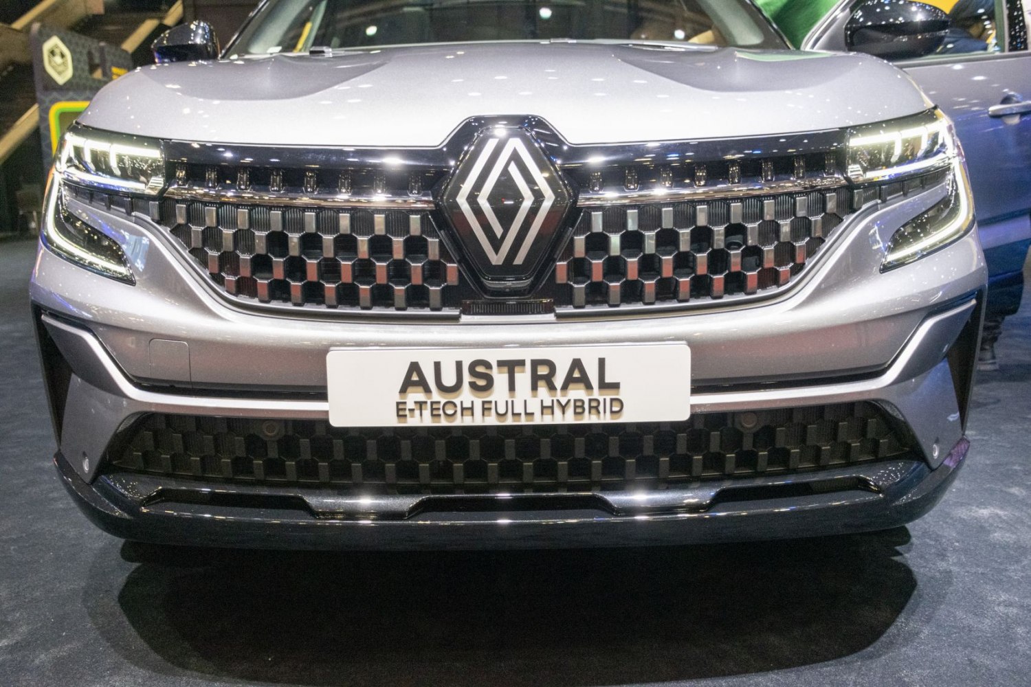 Front grille with LED headlights and Renault emblem