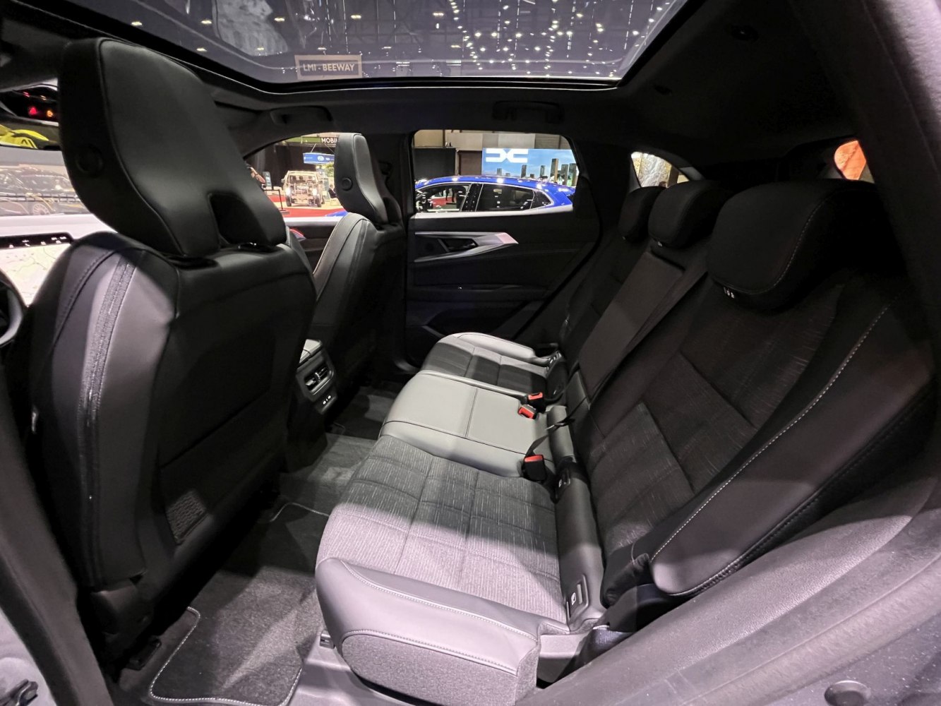 Rear seats and panoramic roof with spacious interior