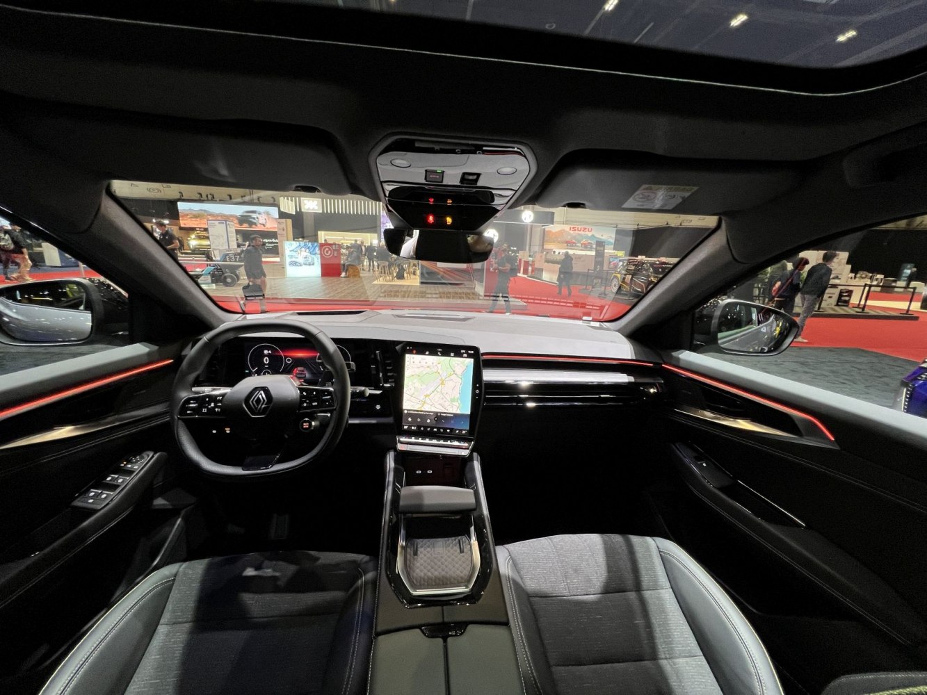 Digital dashboard and central touchscreen infotainment system
