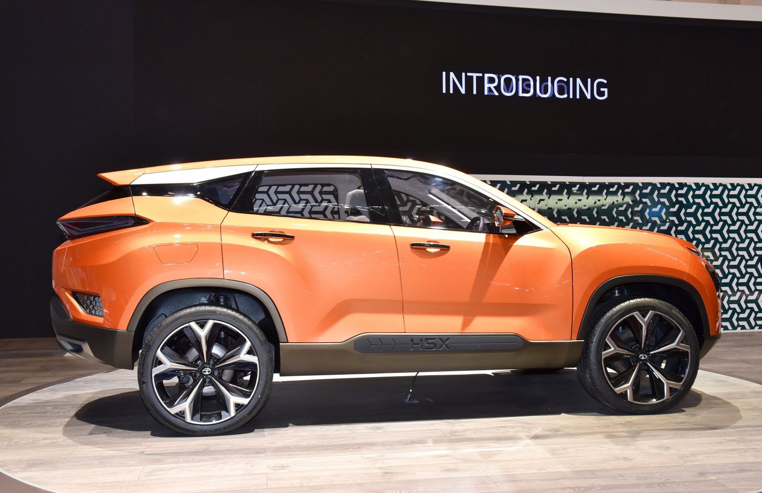Side profile of a modern SUV with alloy wheels