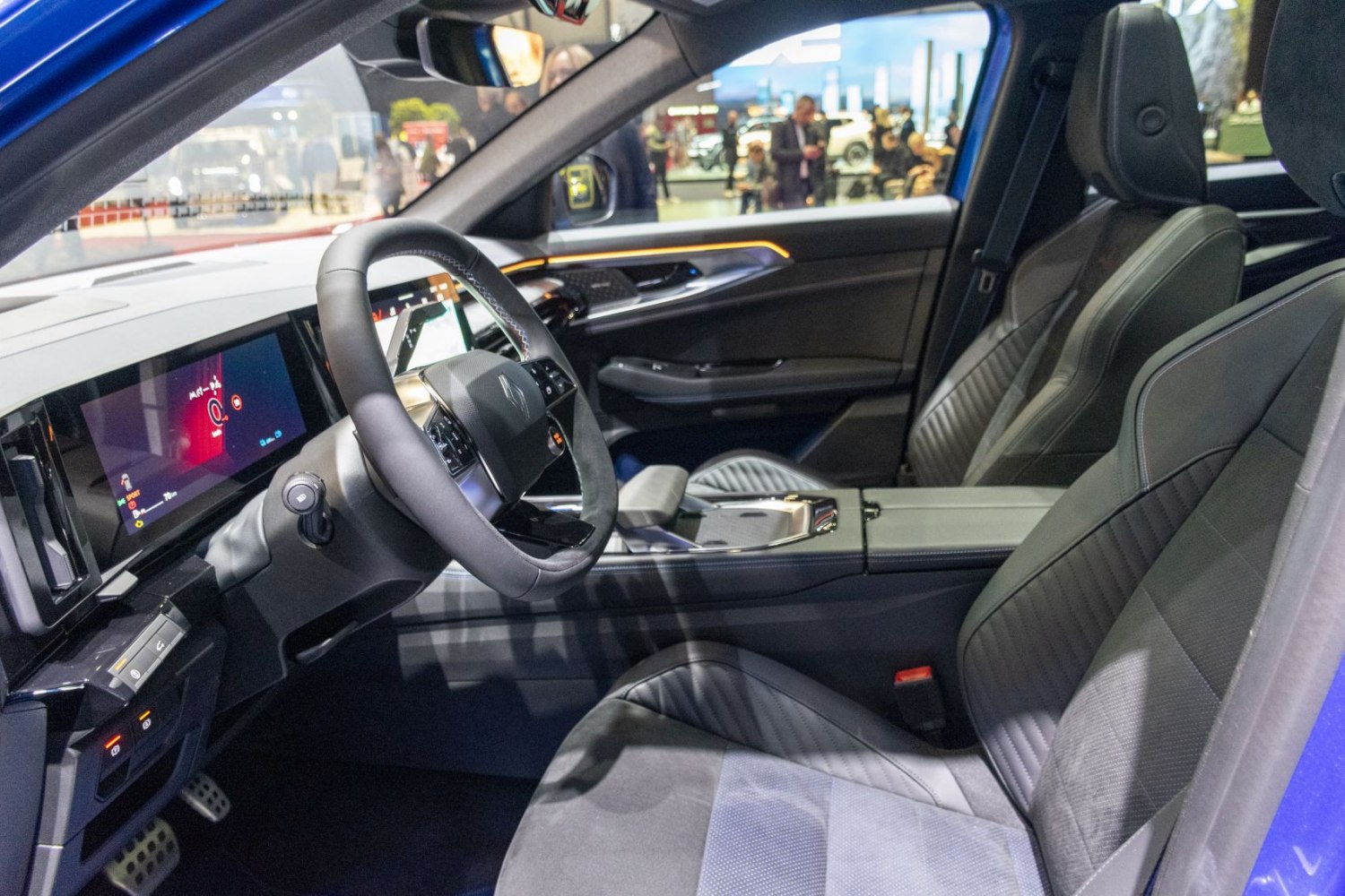 Digital dashboard, sporty steering wheel, premium quilted seats