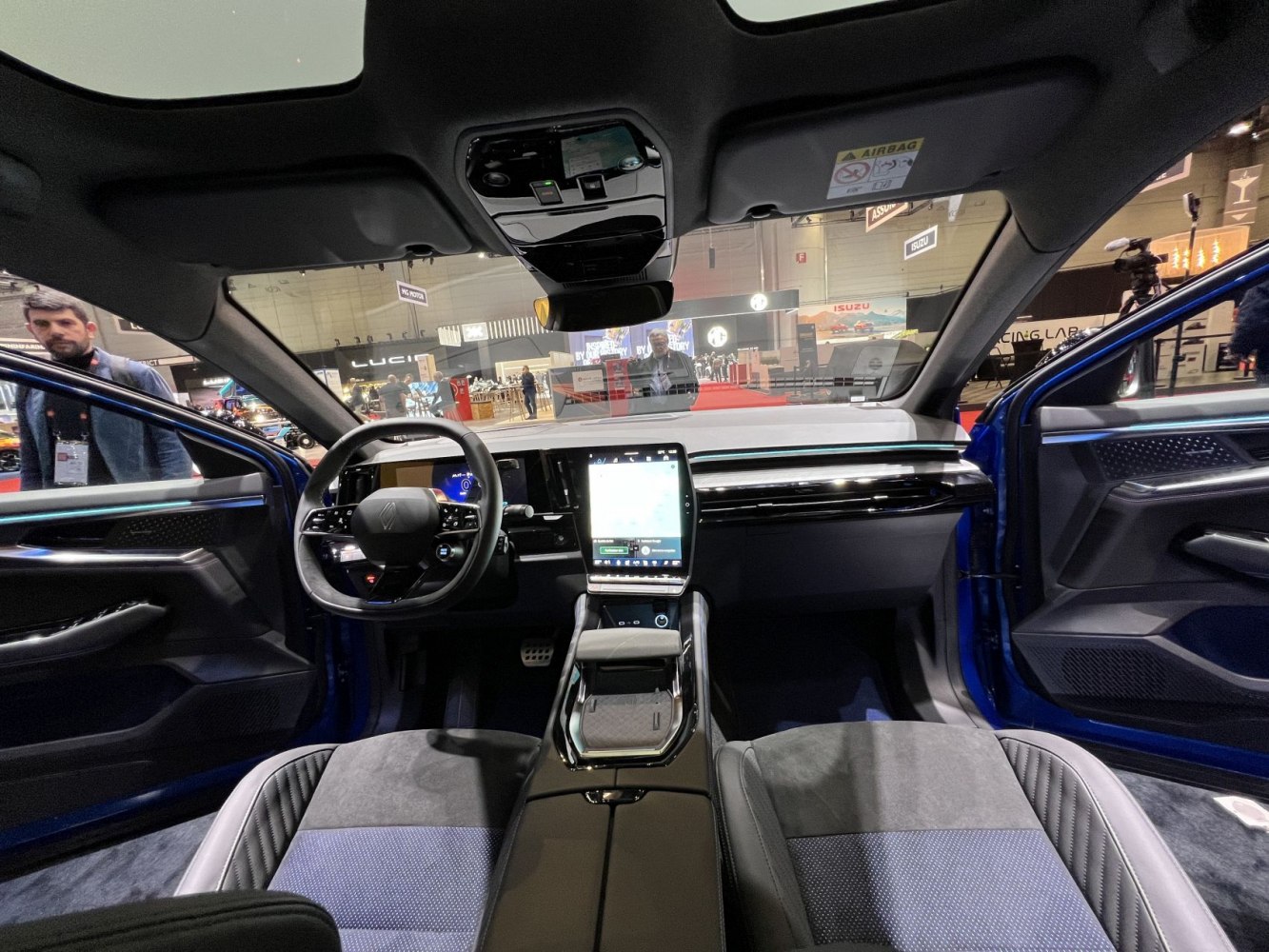 Digital dashboard, touchscreen center console, panoramic roof