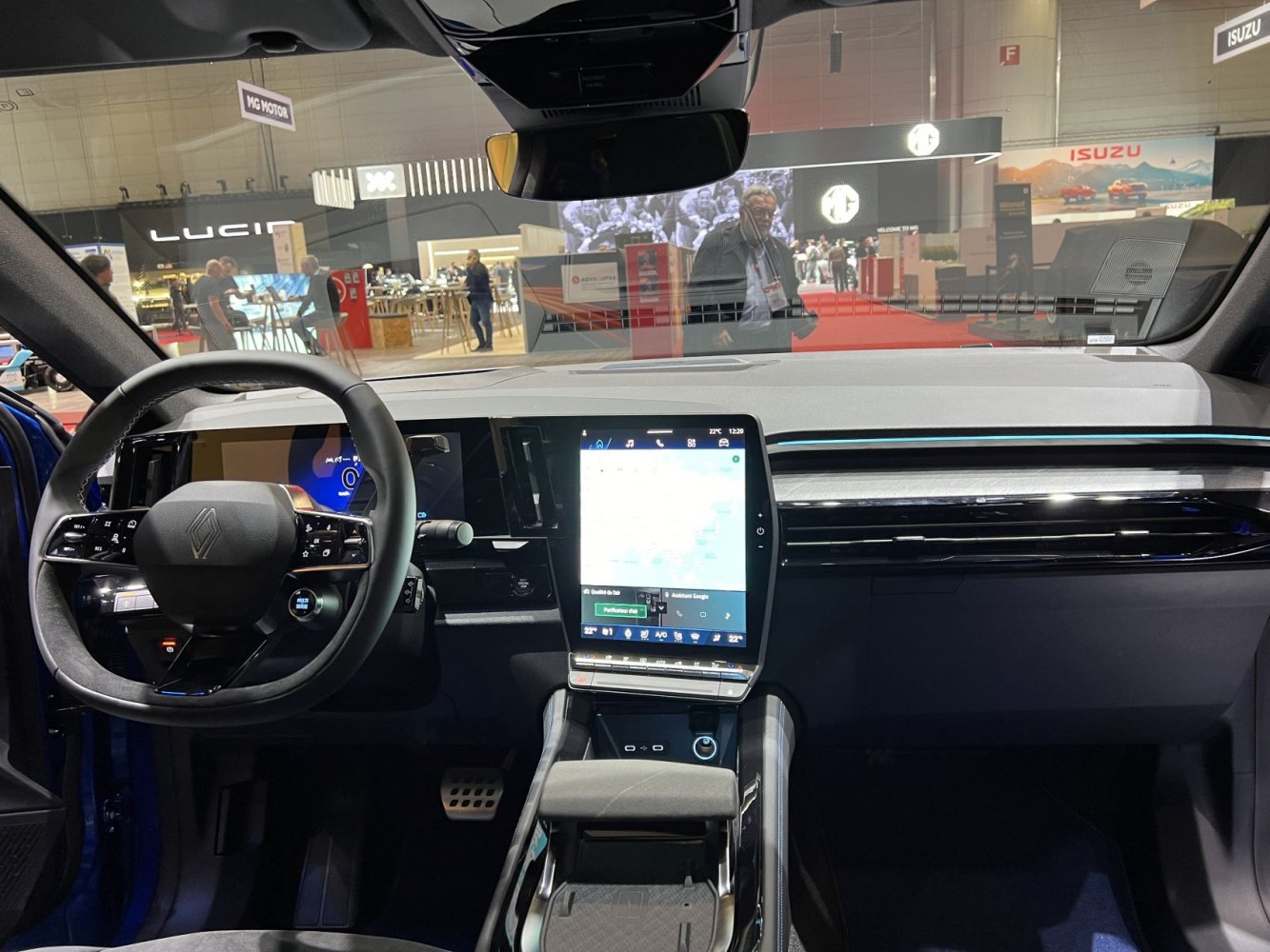 Digital instrument cluster and large central touchscreen display
