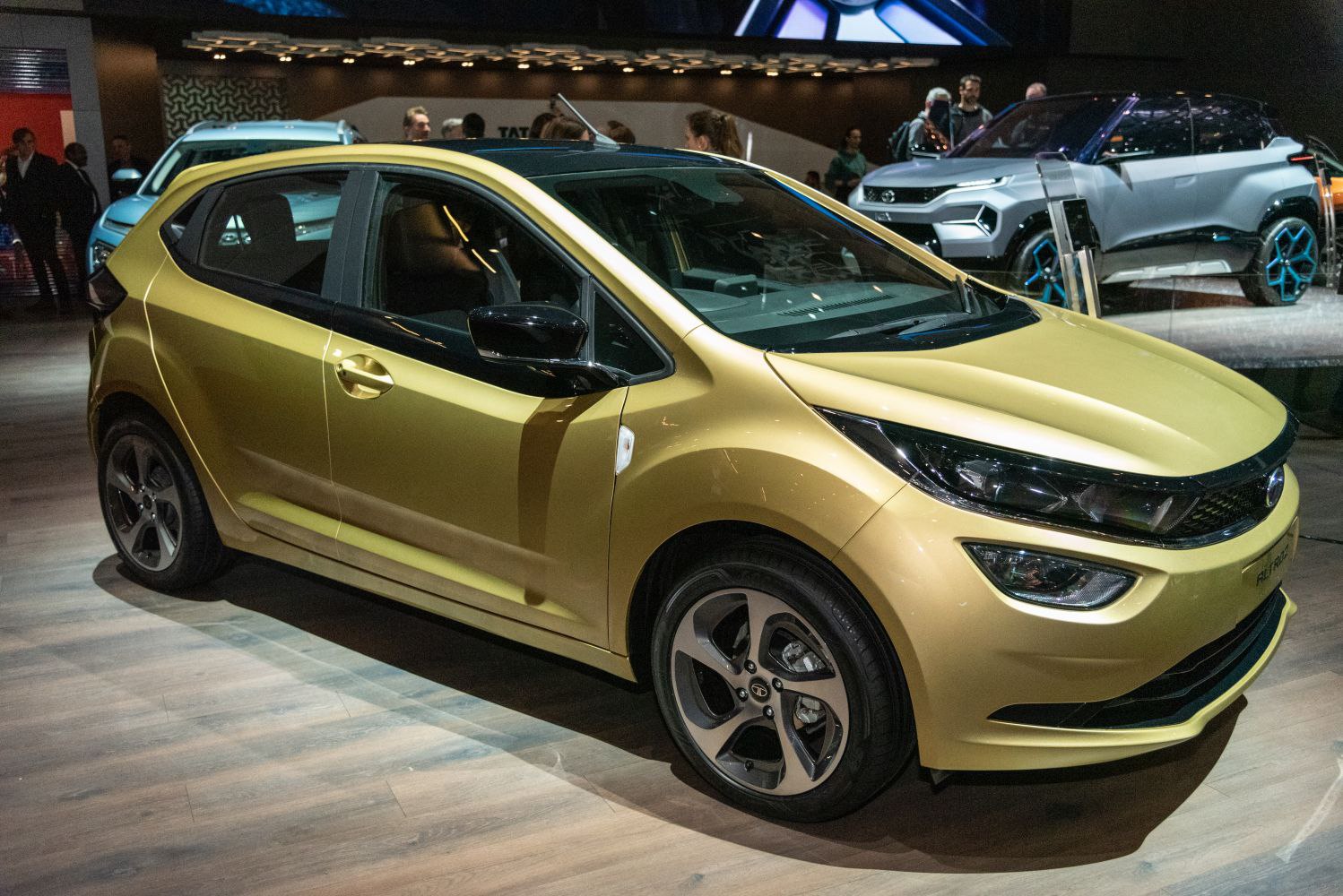 Side view of hatchback with alloy wheels and black roof