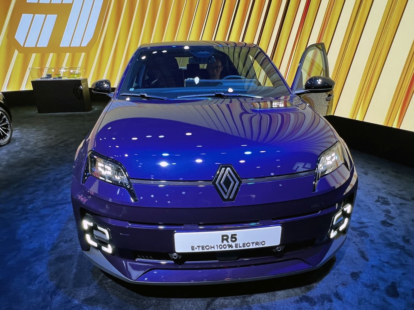 Front view with LED headlights, Renault logo on bonnet