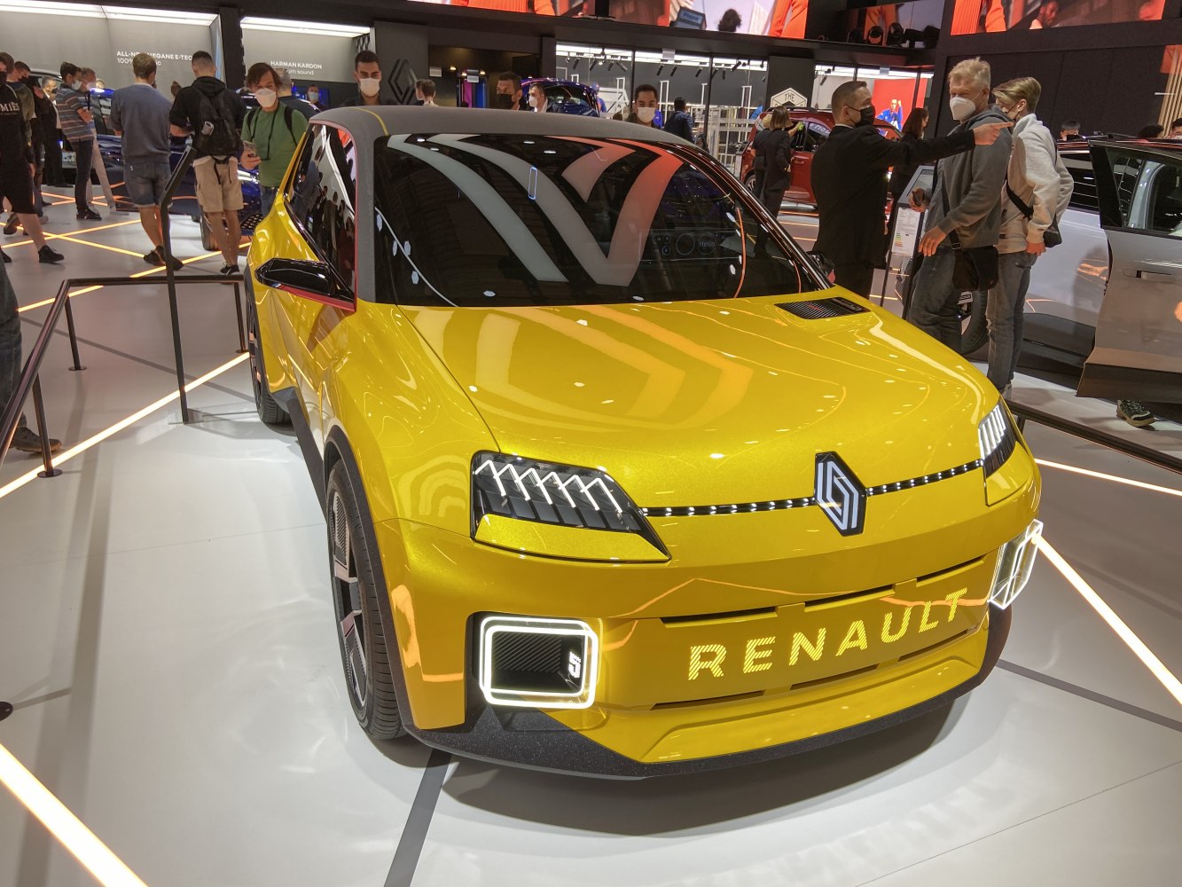 Front view with LED headlights and digital lighting elements
