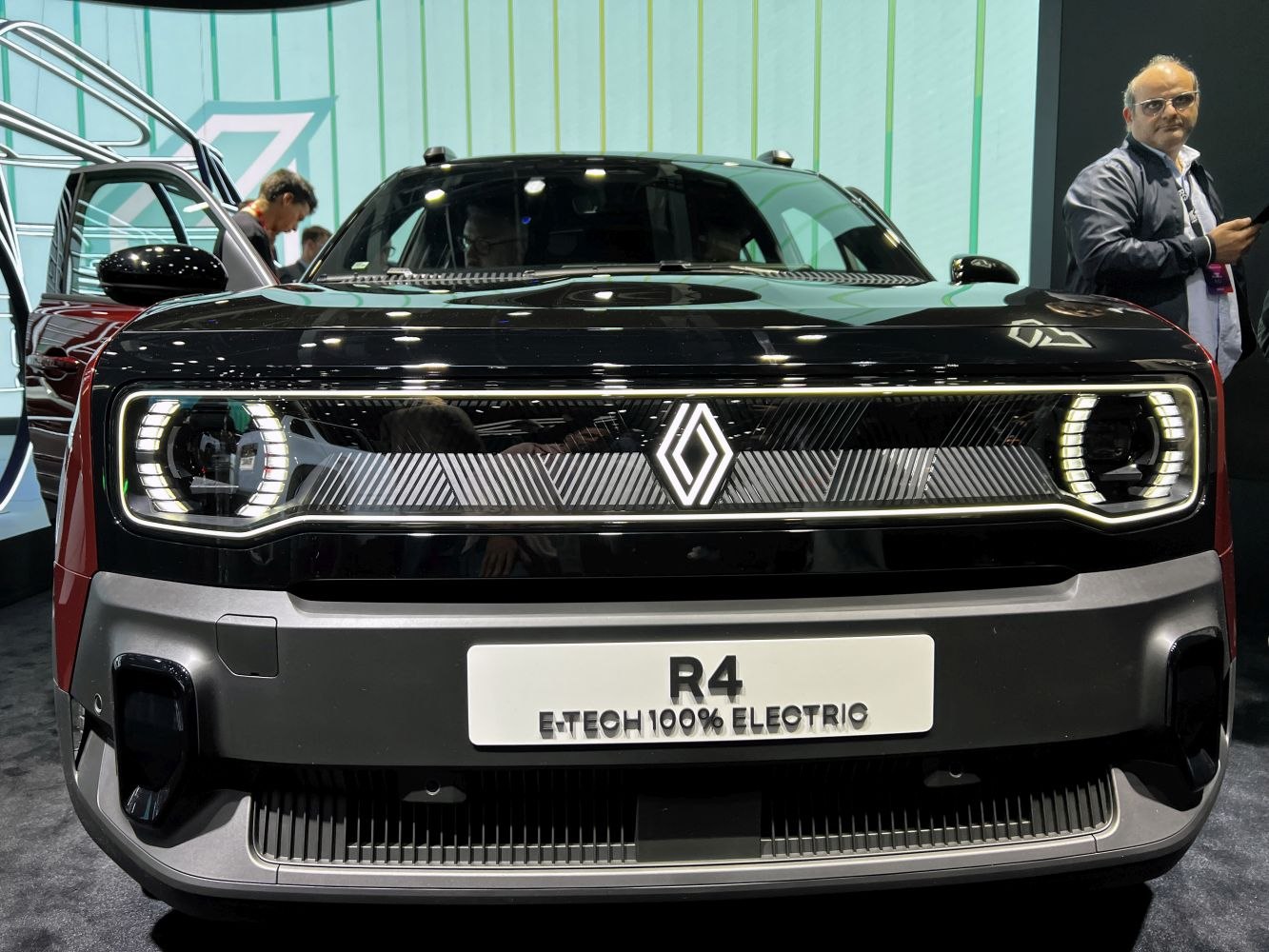 Front view with illuminated grille and LED headlights