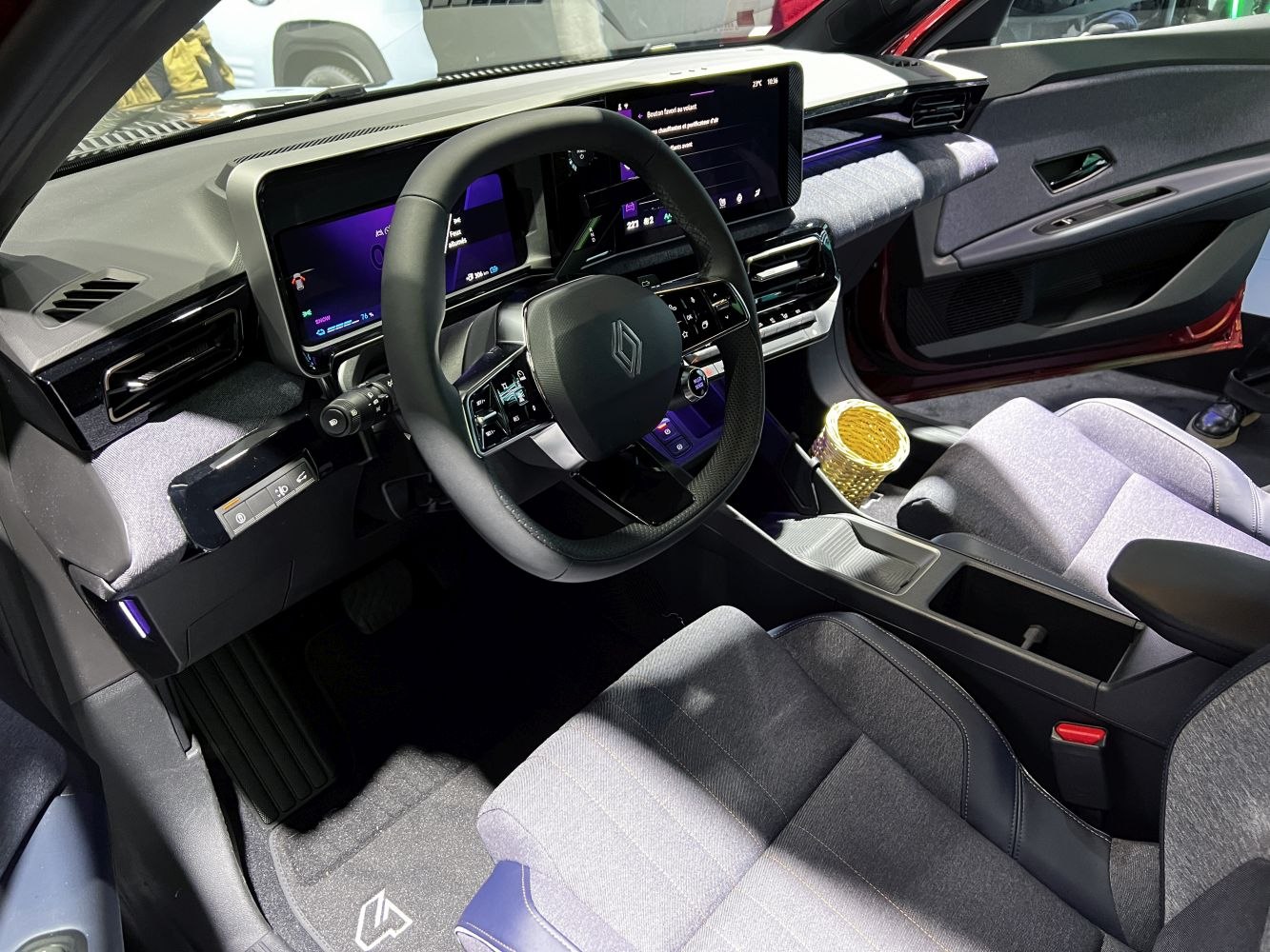 Digital dashboard and multifunction steering wheel with spacious seating