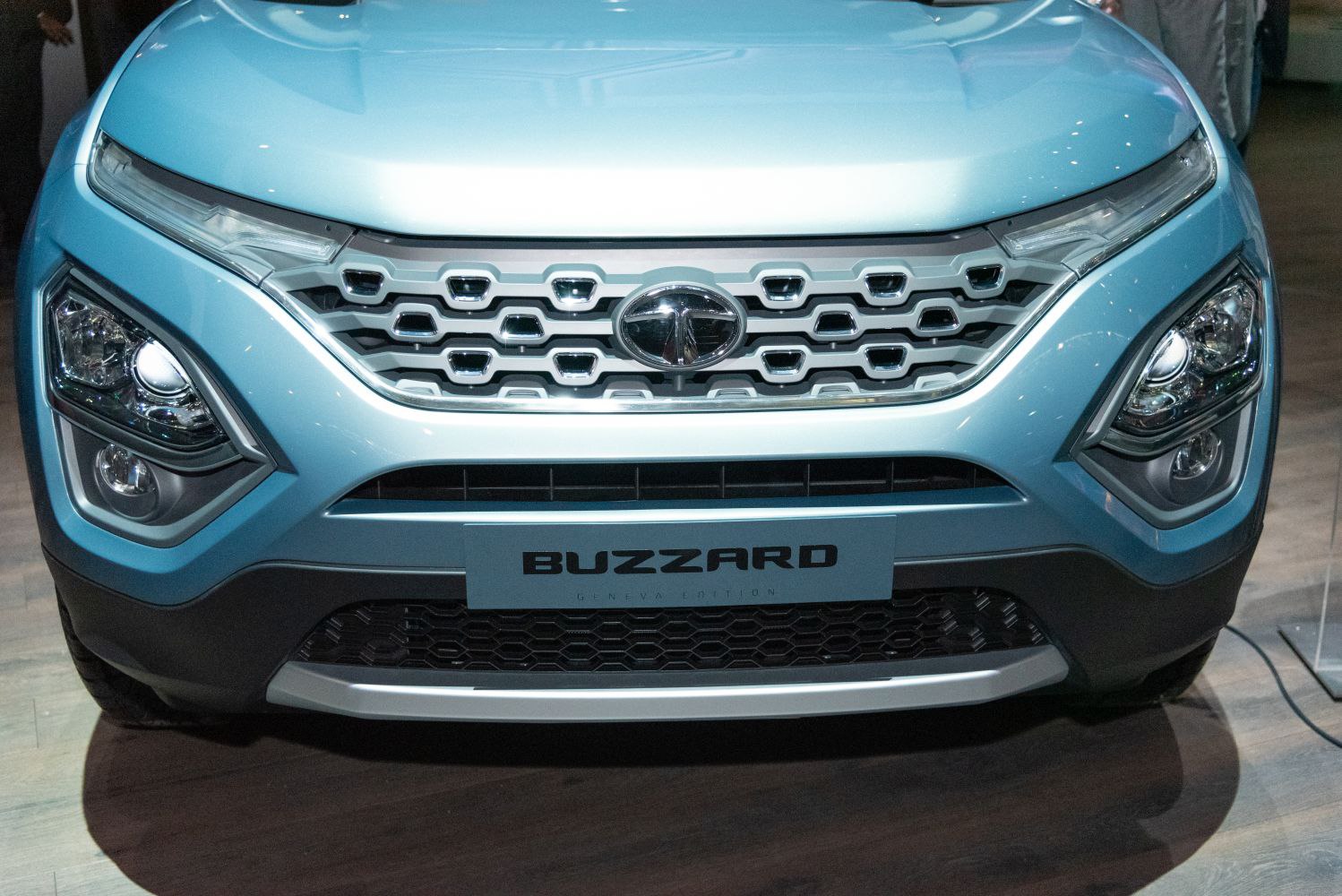 Front grille and headlights with distinctive geometric design