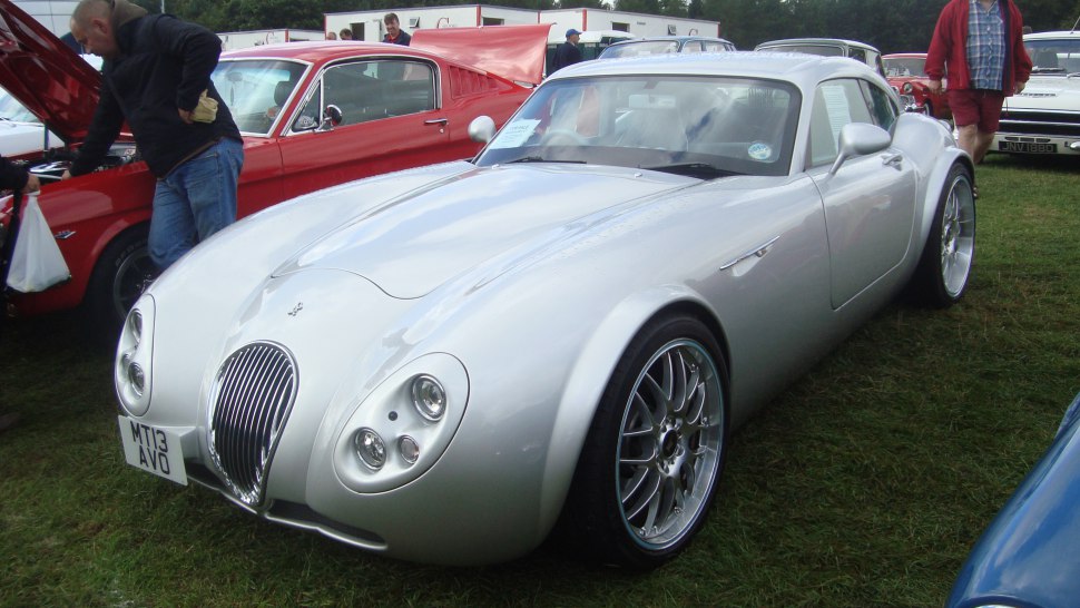 Curved body, oval grille, distinctive quad headlights design