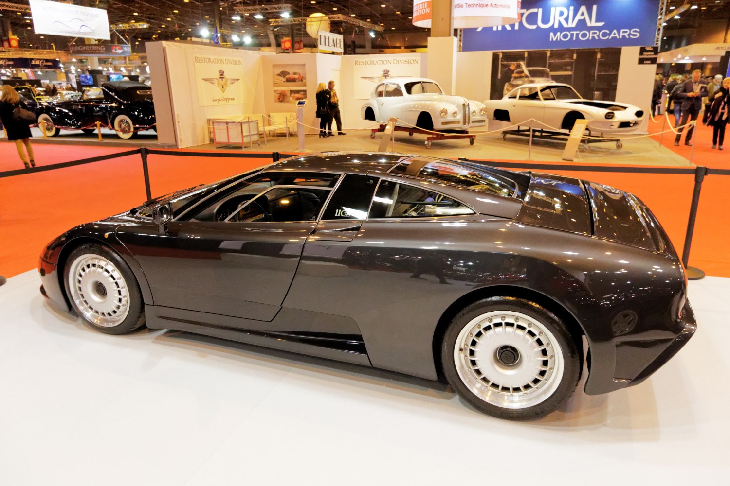 Aerodynamic mid-engine coupe with turbine-style wheels