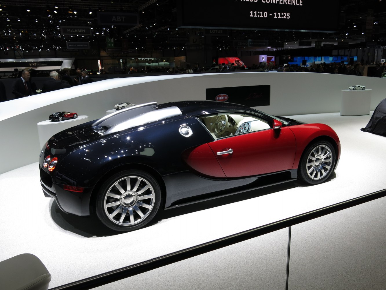 Two-tone Bugatti Veyron Coupe side profile with alloy wheels