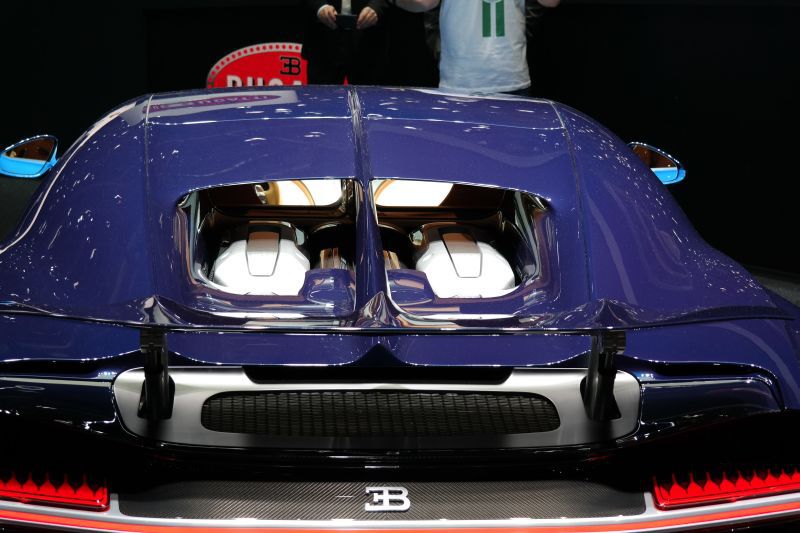 Rear engine cover and active spoiler of a high-performance luxury sports car