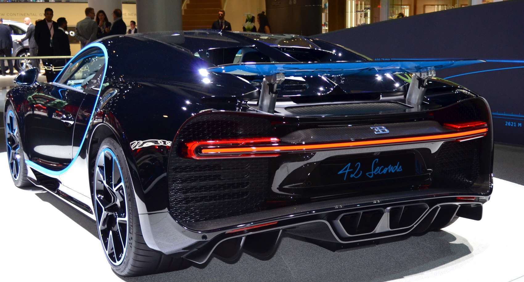 Active rear spoiler, LED tail lights, sporty rear diffuser design
