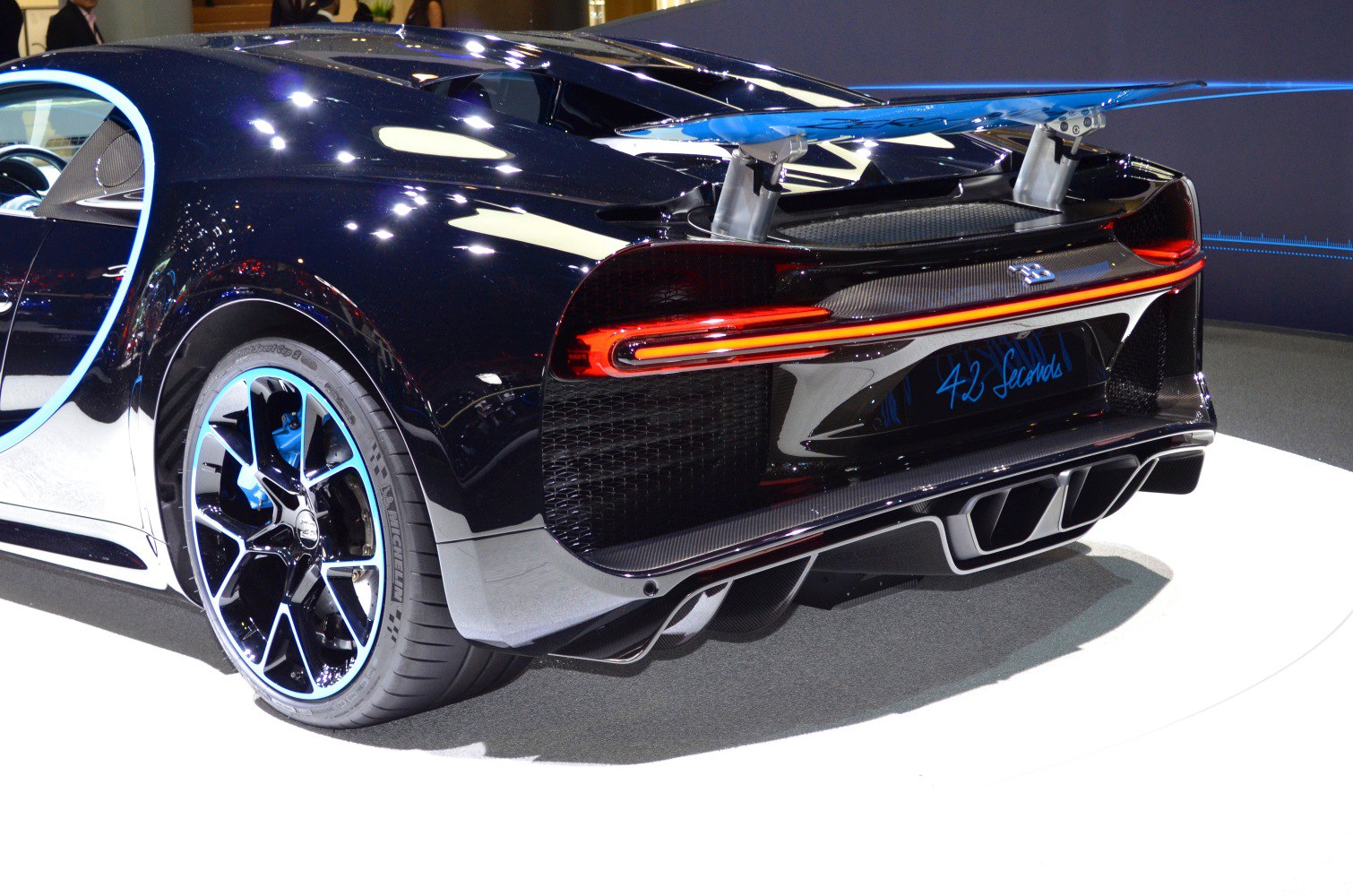 Bugatti Chiron rear spoiler and sporty wheels with blue accents