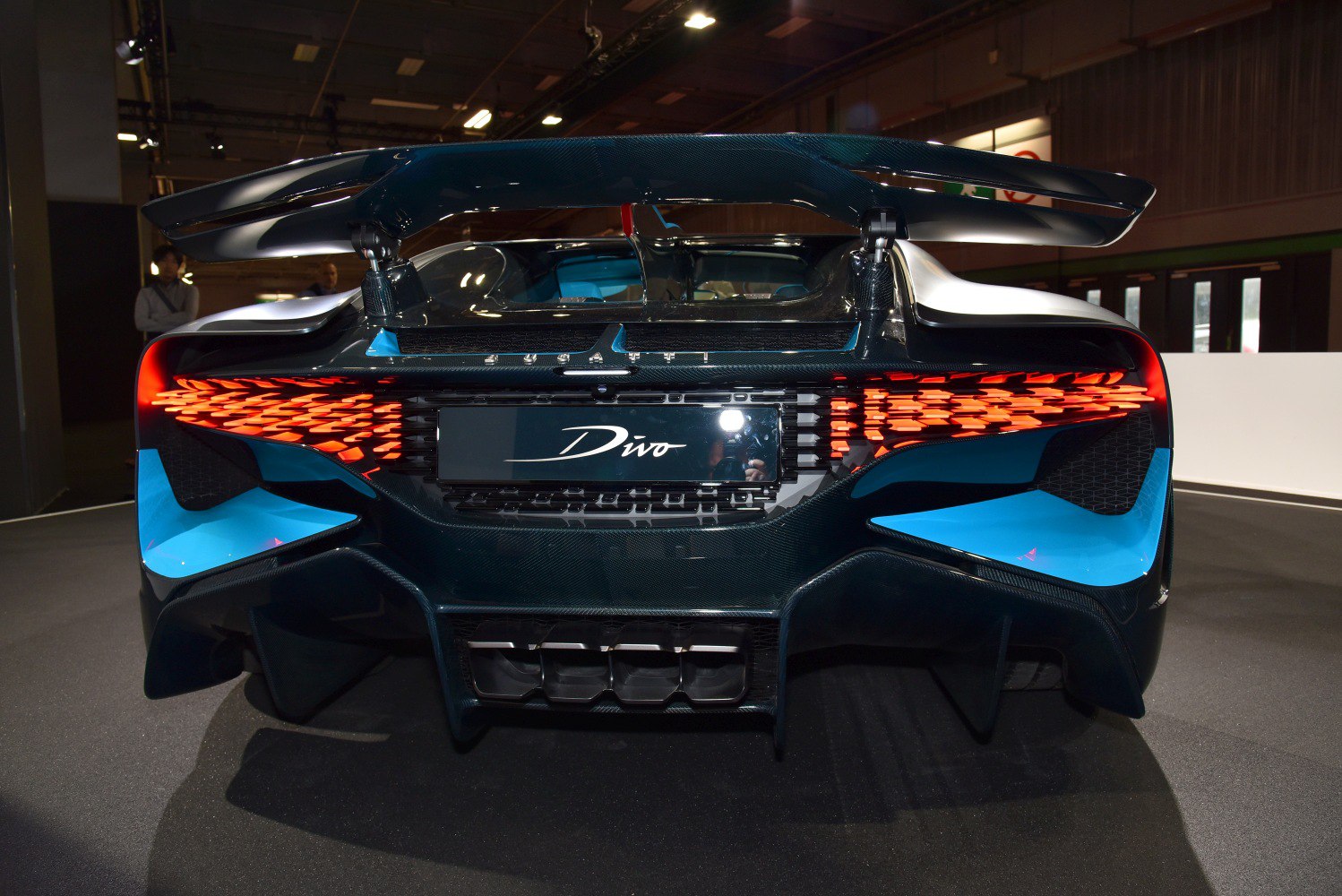 Rear view with aerodynamic spoiler and LED taillights