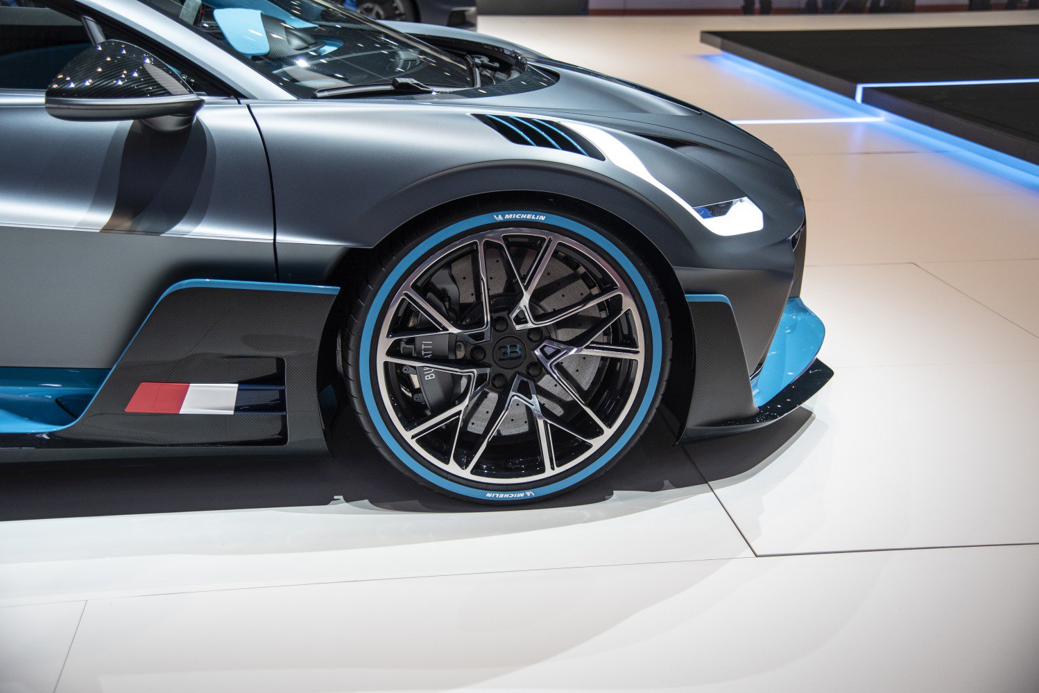 Front wheel with aerodynamic vents and carbon fiber trim