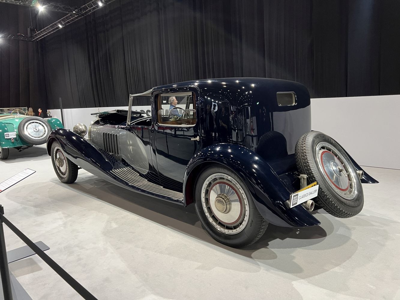 1932 coupe with rear-mounted spare tire and streamlined fenders