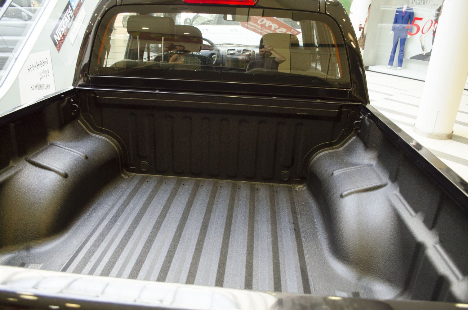 Textured pickup truck cargo bed liner with wheel arches