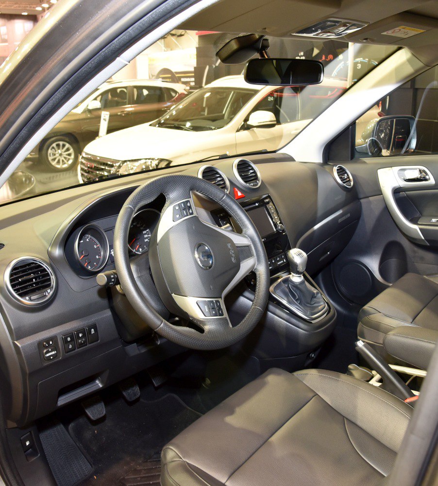Interior features: dashboard, steering wheel, gear shift, front seats