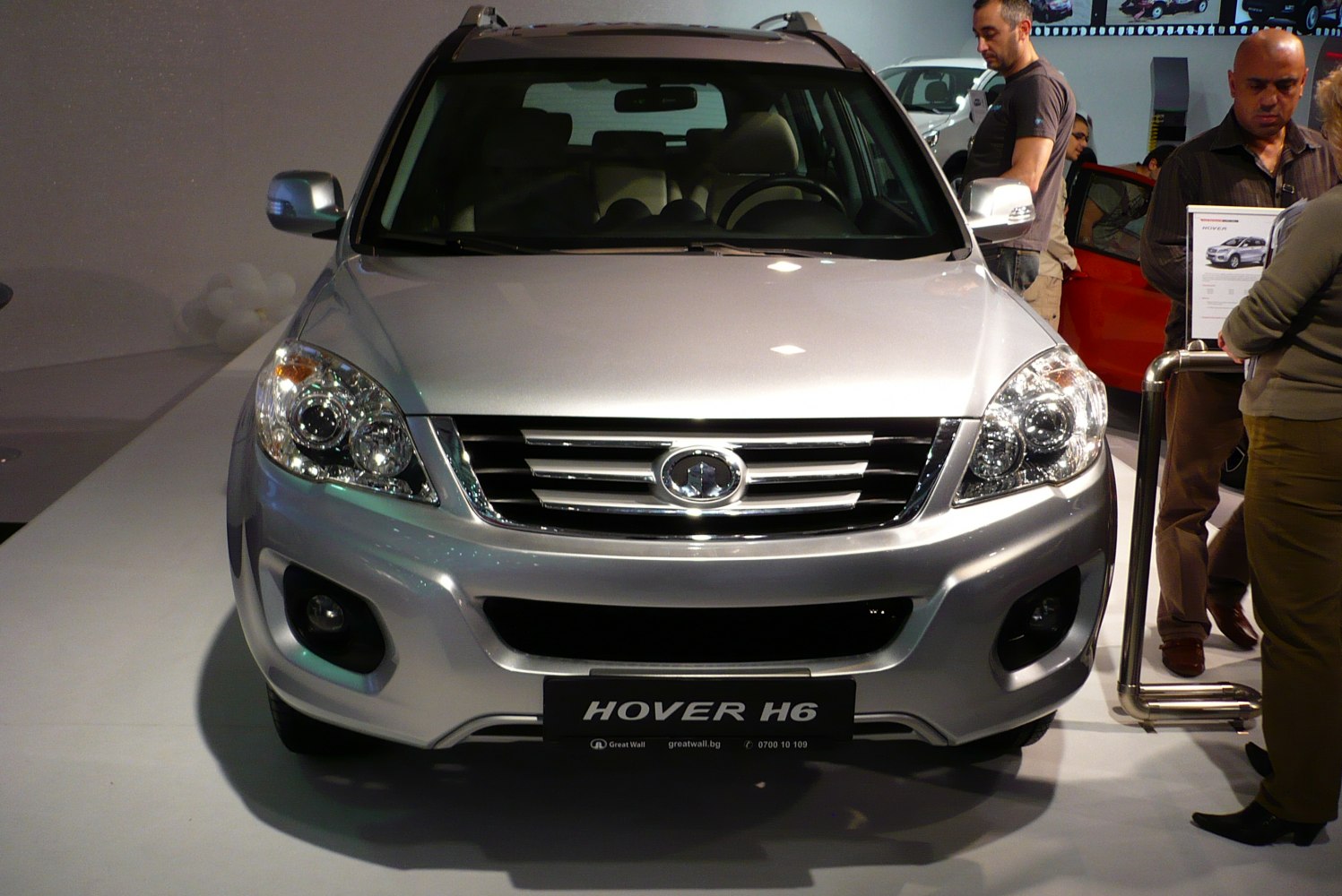 Front view with chrome grille and headlight assembly of an SUV