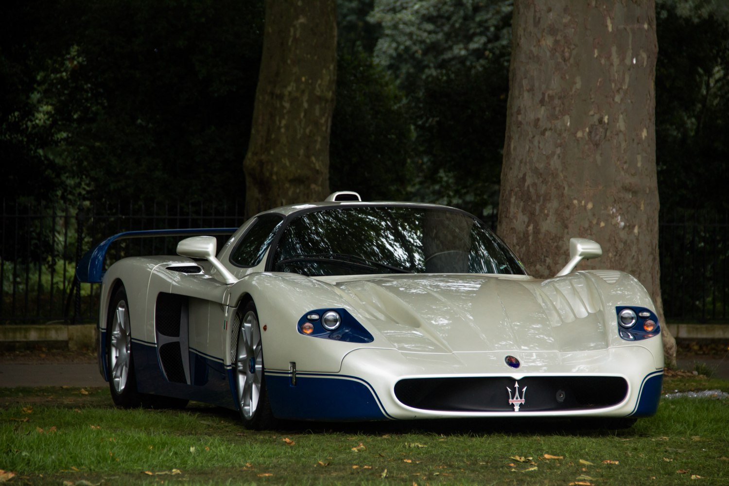 Front view of 2004 supercar with aerodynamic body and distinct headlights