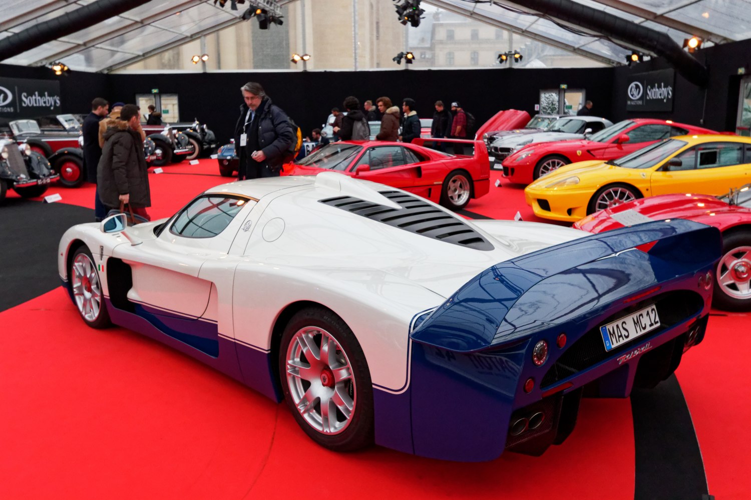 Aerodynamic rear with large rear wing and distinctive vents