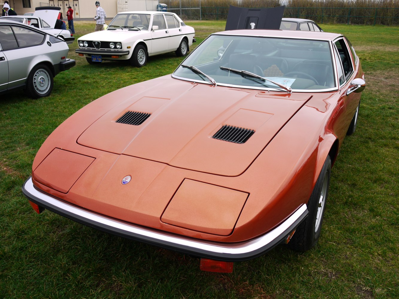 Front hood with twin ventilation grilles and pop-up headlights