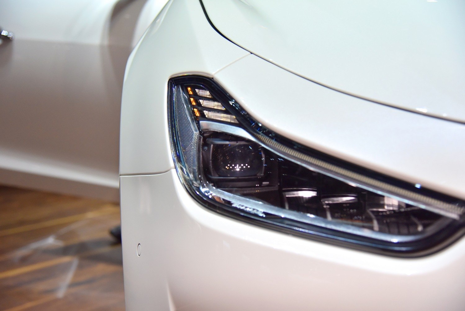 Sleek LED headlight with vertical daytime running lights