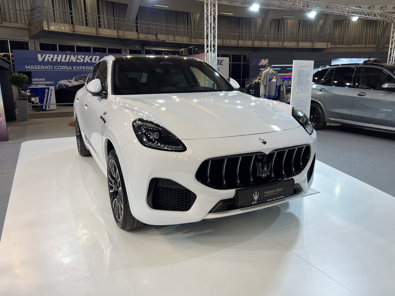 Luxury SUV front grille and headlights design