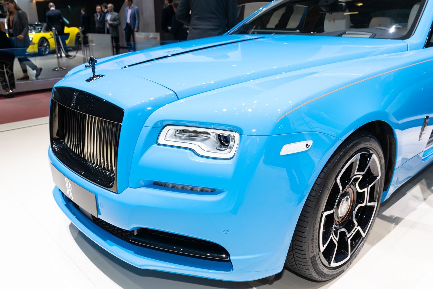 Front grille, headlight, and wheel design of a luxury coupe