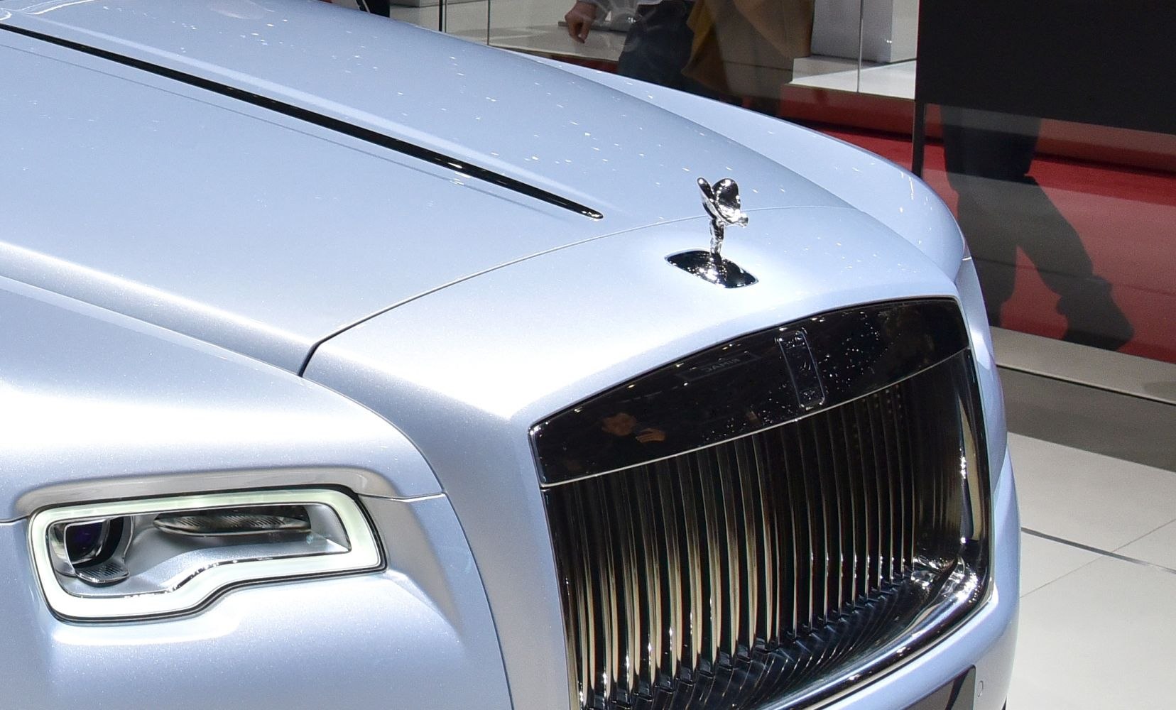 Close-up view of Rolls-Royce Dawn front grille with Spirit of Ecstasy emblem