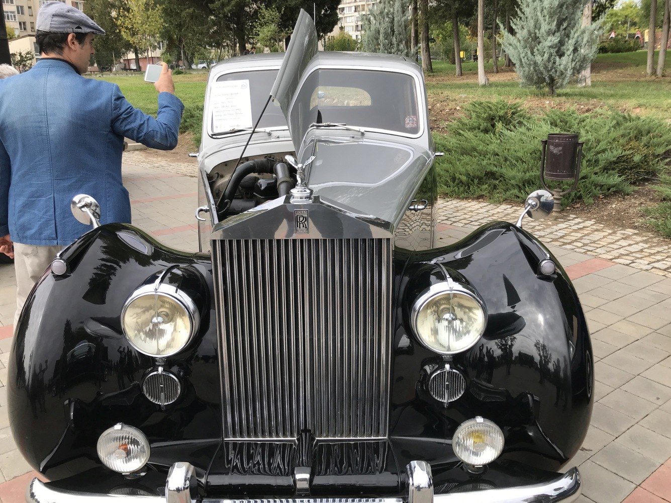 Classic front grille with iconic Spirit of Ecstasy hood ornament
