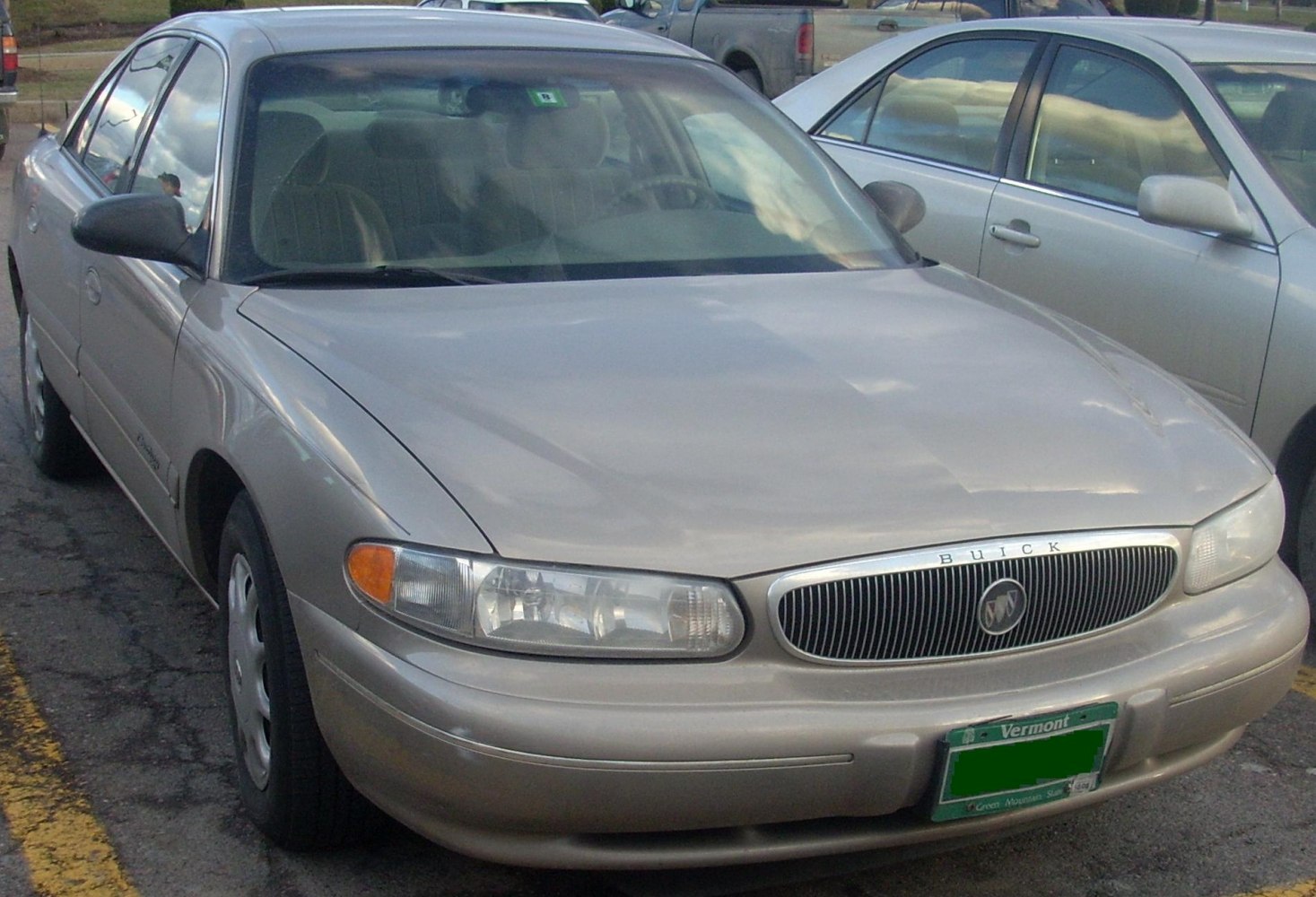 Front end with grille and headlights of a mid-90s to early 2000s sedan