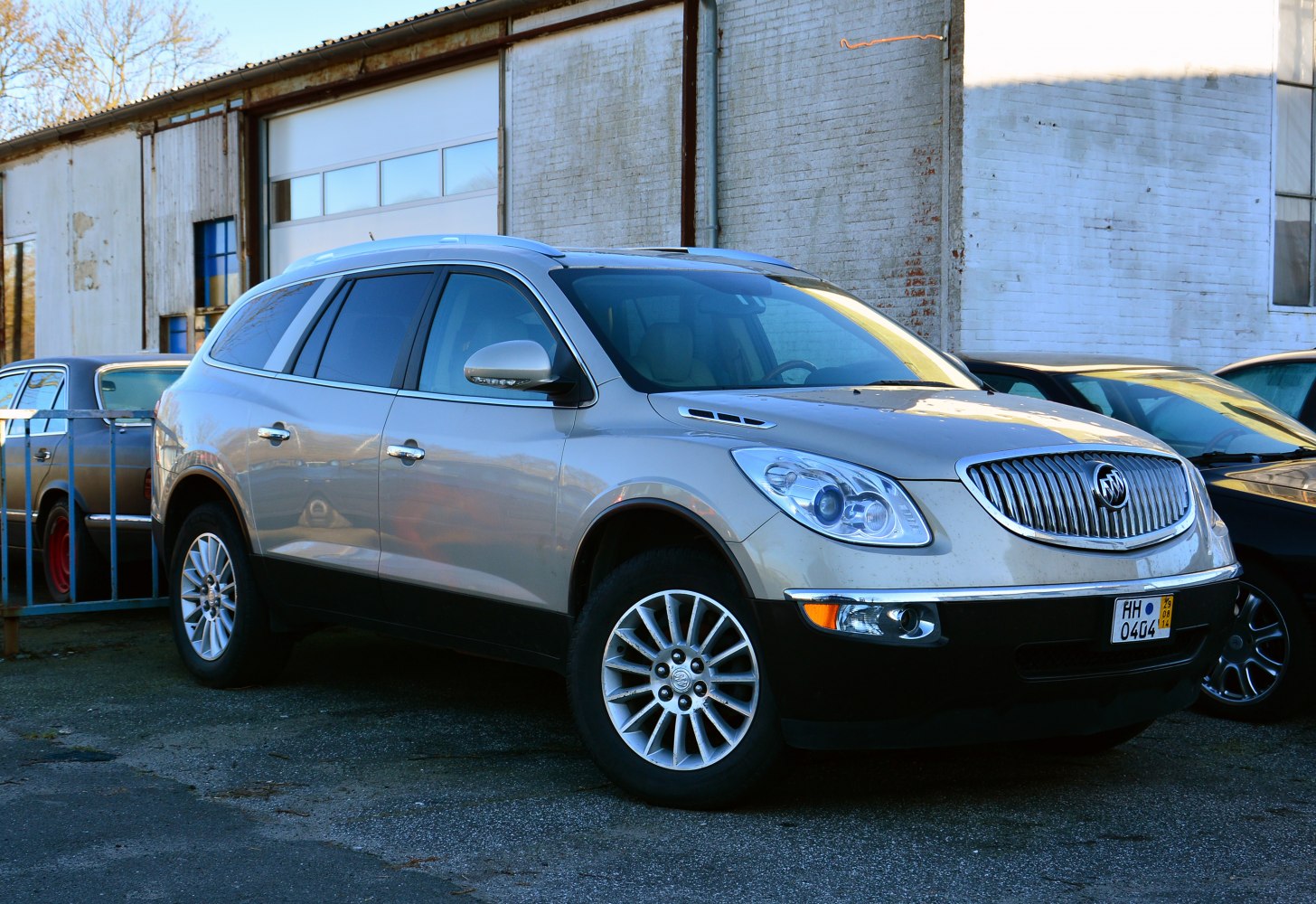 Front side view of a mid-size SUV with chrome grille and alloy wheels