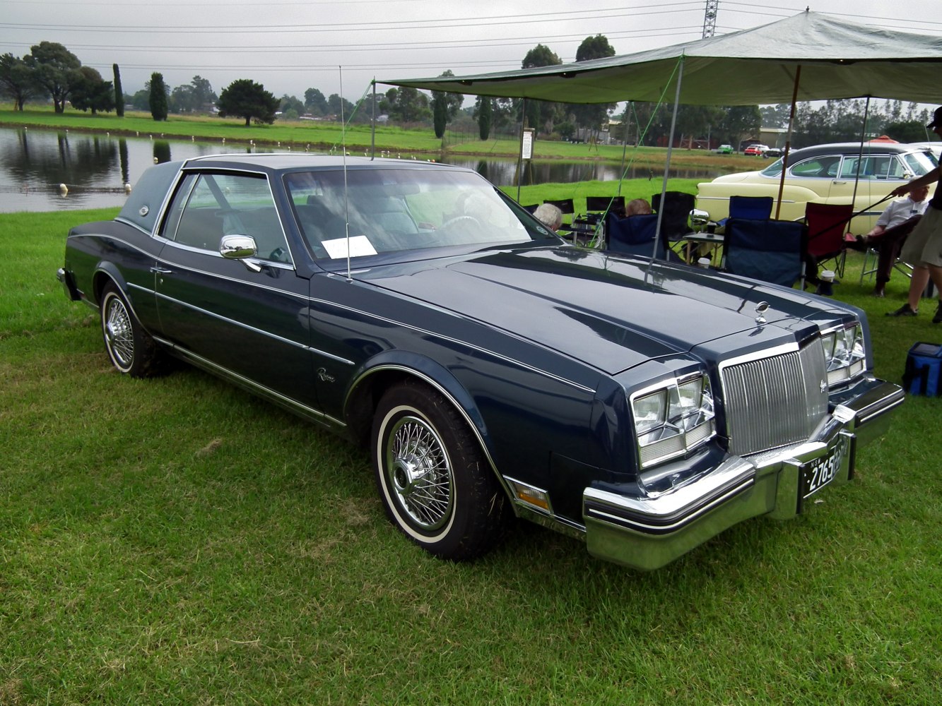 Classic two-door coupé with wire wheels and vinyl roof