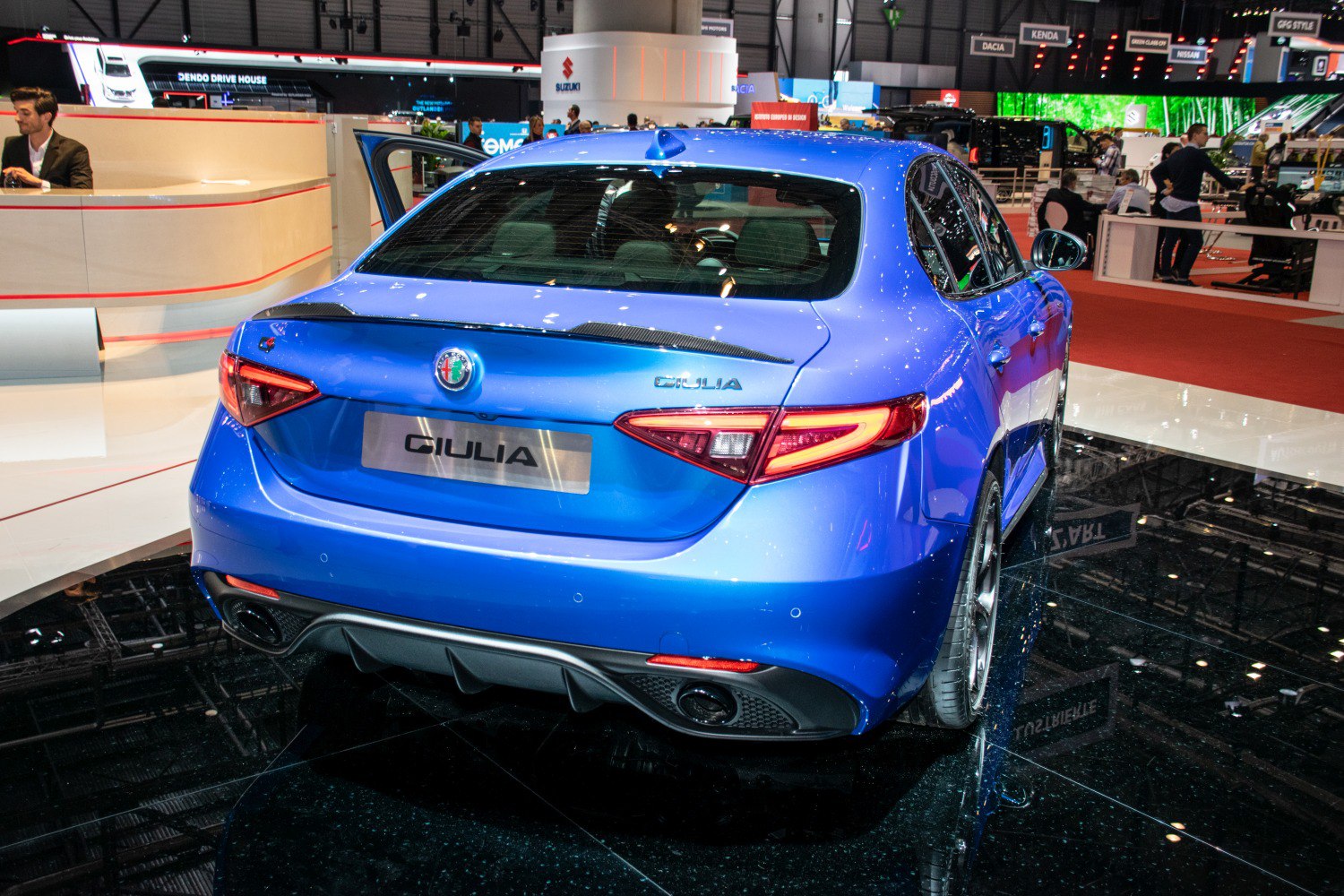 Sporty rear design with taillights and diffuser