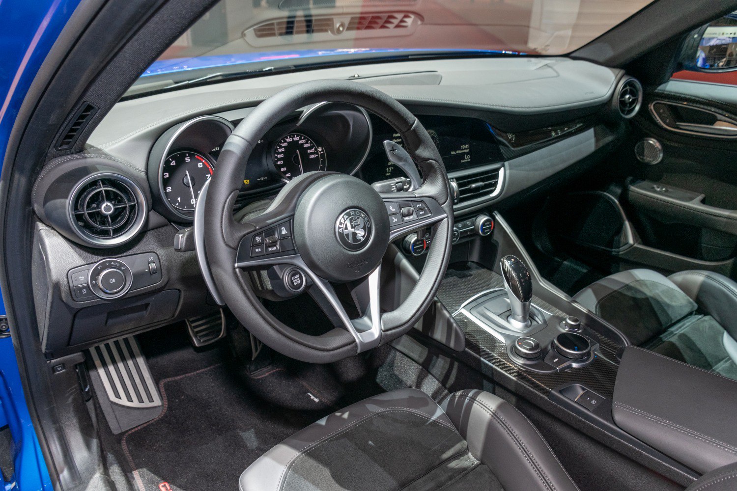 Dashboard, steering wheel, center console with gear shifter and controls