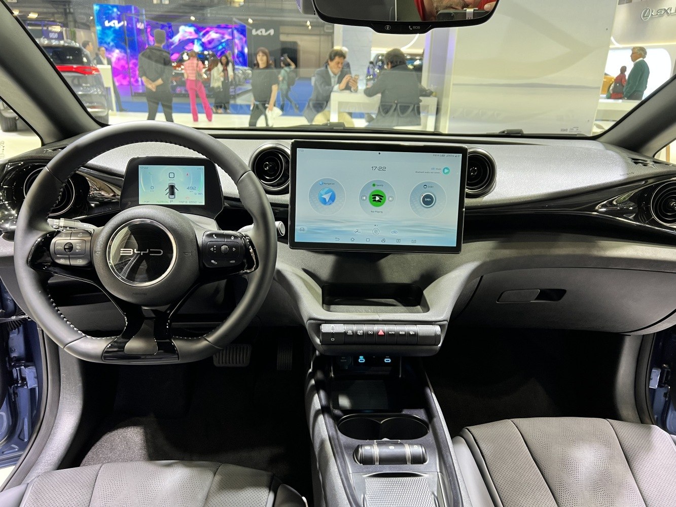 Digital dashboard and central touchscreen infotainment system
