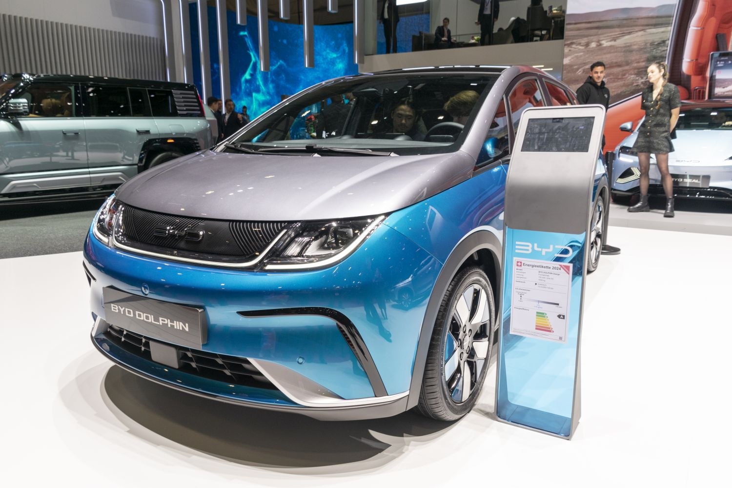 Electric car front end with sleek grille and aerodynamic wheels