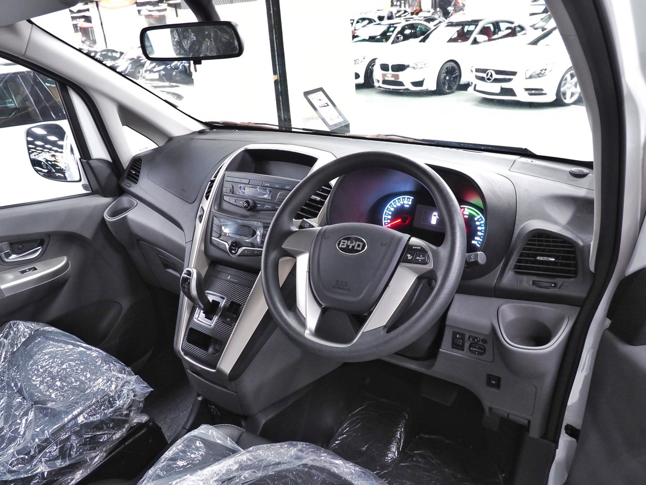 Dashboard layout and steering wheel with controls in vehicle interior