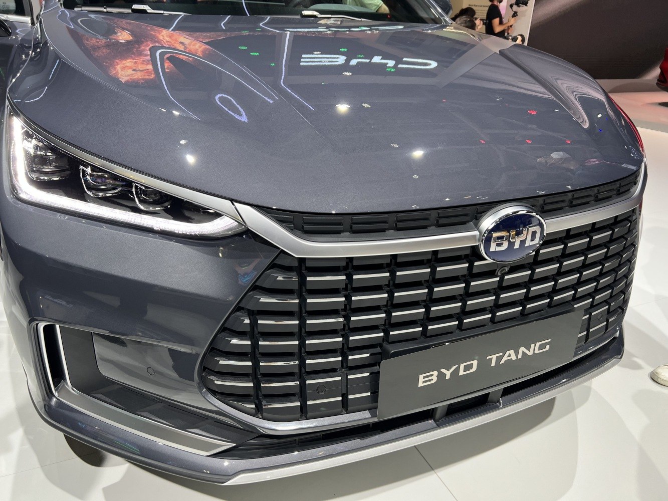 Front grille and LED headlights with a modern design.