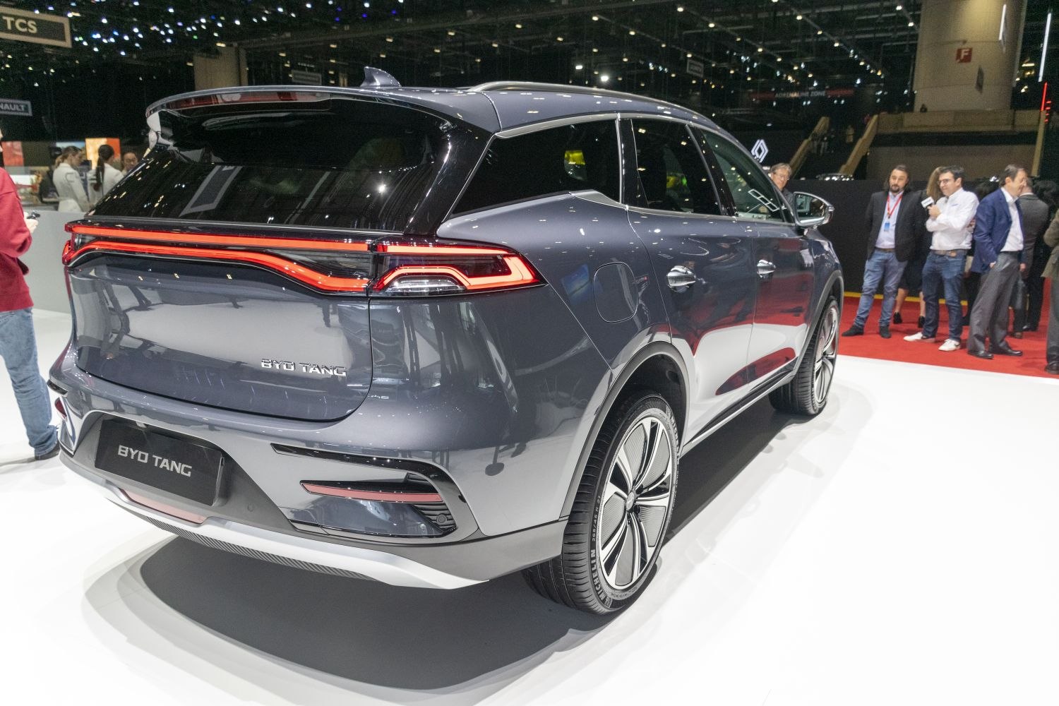 Rear design with continuous LED tail lights and alloy wheels